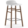 Tabouret de bar Form, pieds bois – Blanc + Noyer - Normann Copenhagen