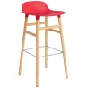 Tabouret de bar Form, pieds bois – Rouge vif + Chêne - Normann Copenhagen