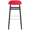 Tabouret de bar Form, pieds bois – Rouge vif + Chêne peint en noir - Normann Copenhagen