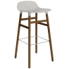 Tabouret de bar Form, pieds bois – Gris chaud + Noyer - Normann Copenhagen