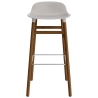 Tabouret de bar Form, pieds bois – Gris chaud + Noyer - Normann Copenhagen