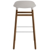 Tabouret de bar Form, pieds bois – Gris chaud + Noyer - Normann Copenhagen