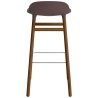 Tabouret de bar Form, pieds bois – Marron + Noyer - Normann Copenhagen