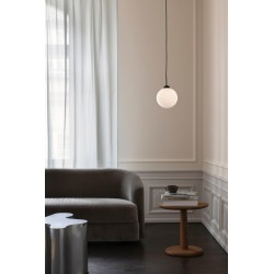 Nuura – Suspension Apiales Large, noir satiné et verre opal blanc