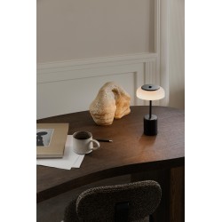 Nuura – Lampe de table portable Blossi Mini, noir et verre opal blanc