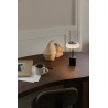 Nuura – Lampe de table portable Blossi Mini, noir et verre opal blanc