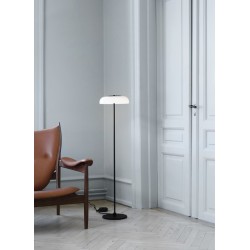 Nuura – Lampadaire Blossi, noir et verre opal blanc