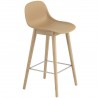 ocre / chêne - tabouret de bar Fiber pieds bois avec dossier - Muuto