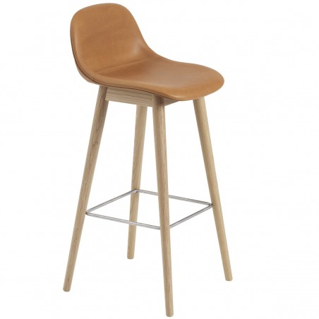 cuir Refine cognac / chêne - tabouret de bar Fiber pieds bois avec dossier - Muuto