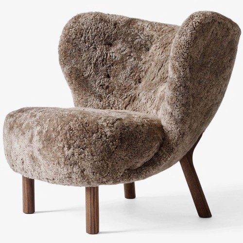 Fauteuil Little Petra VB1 – mouton Sahara + noyer huilé - &Tradition