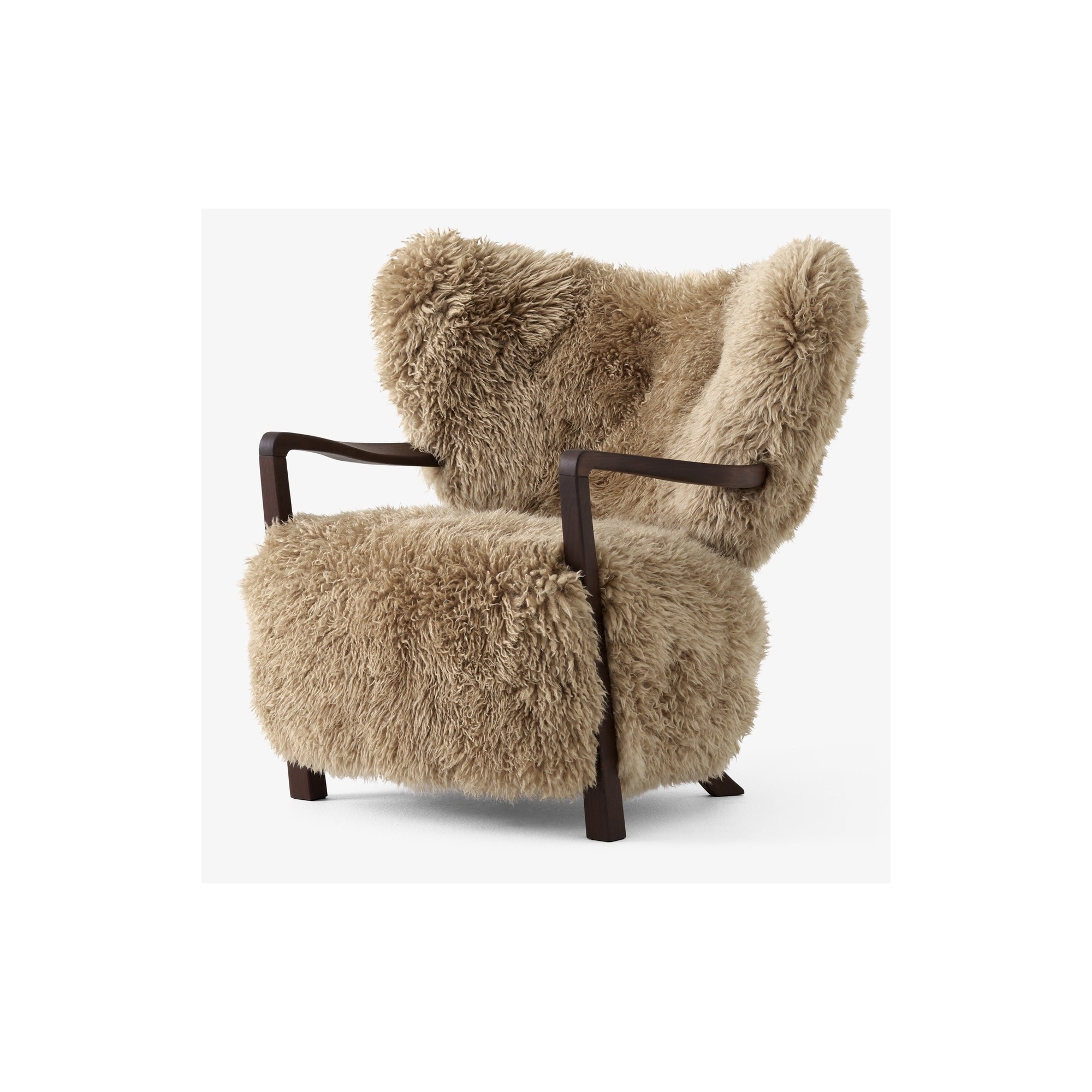 Wulff Lounge Chair – 50mm Honey Sheepskin + oiled walnut - &Tradition