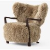 Wulff Lounge Chair – 50mm Honey Sheepskin + oiled walnut - &Tradition